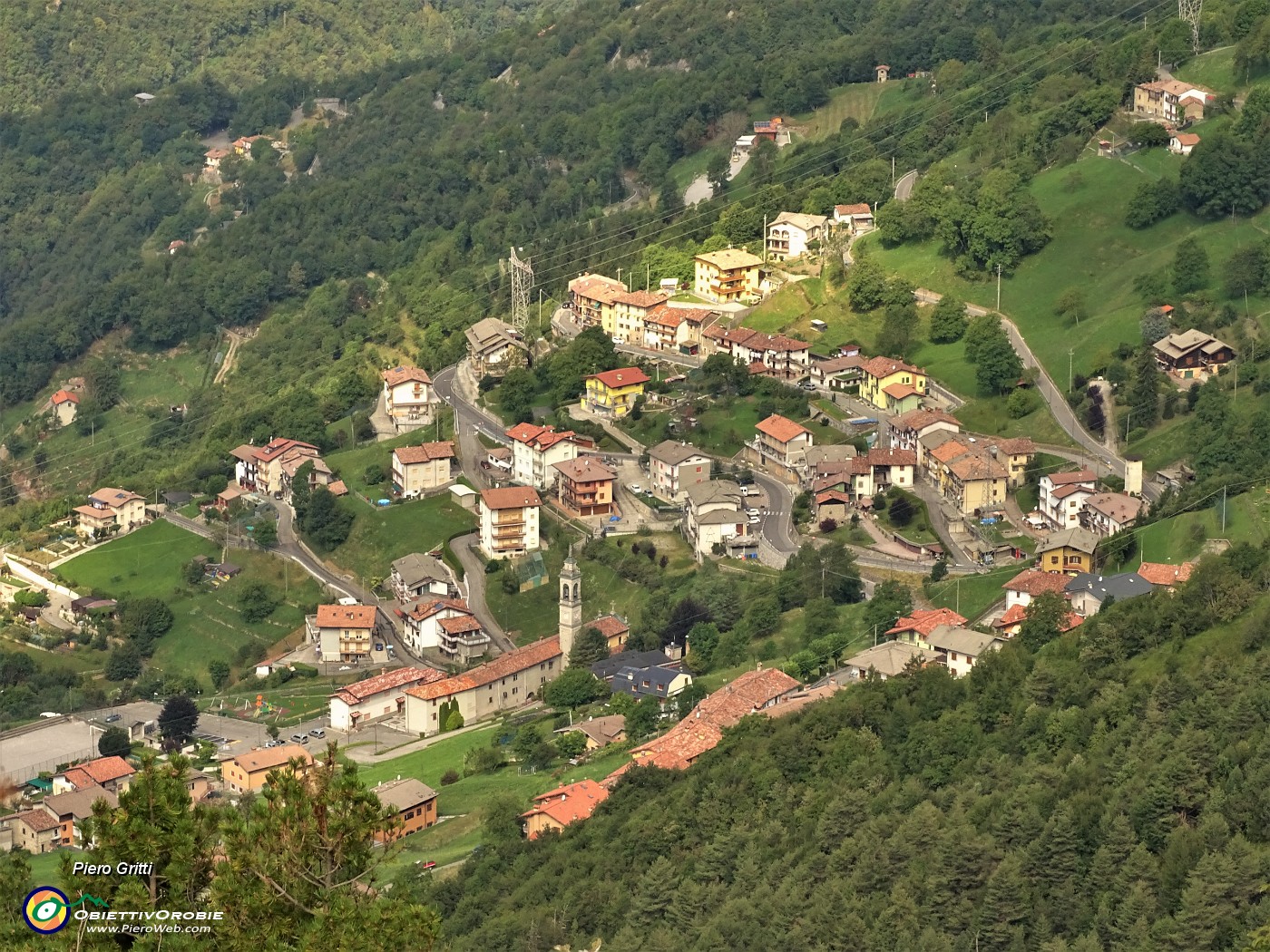 62 Da anni Santa Croce ben servita da tante strade, ma la mulattiera si mantiene ancora bene.JPG